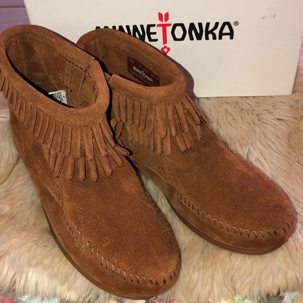 🍂Minnetonka double Fringe side Zip brown Size 2